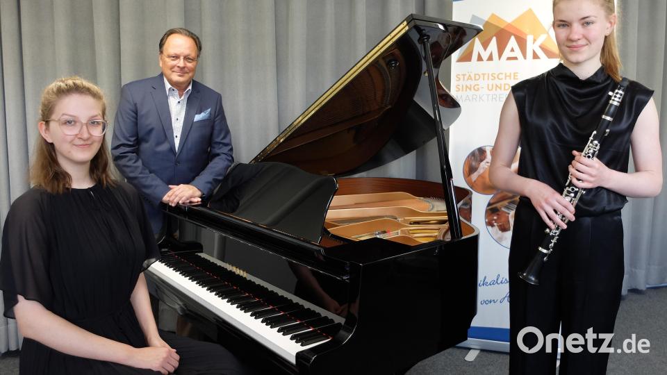 Anna Haberkorn und Helena Merz mit Musikschulleiter Erwin Jahreis. Bild: Sing- und Musikschule Marktredwitz/exb