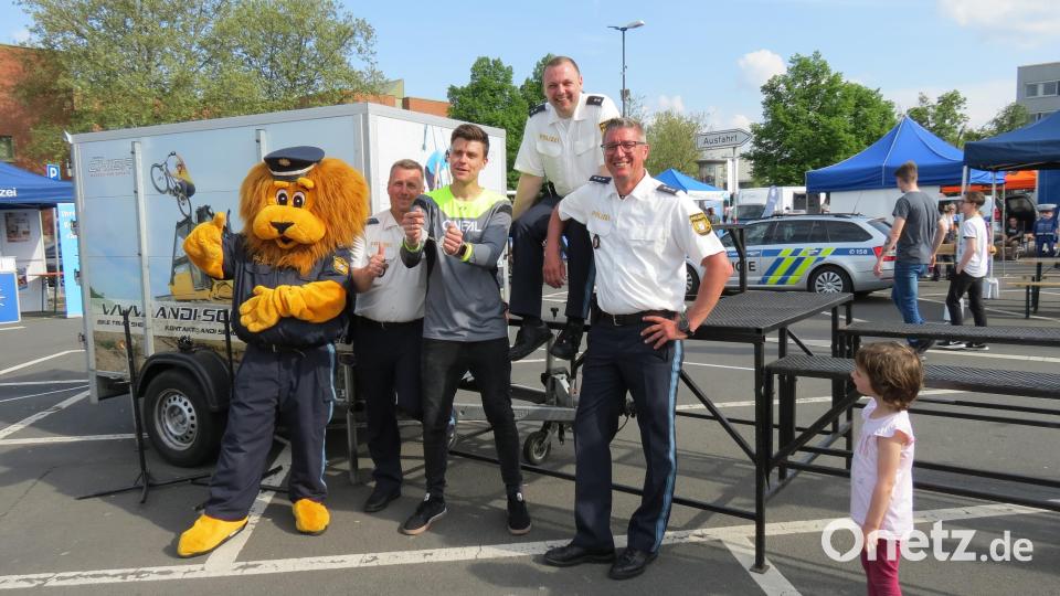 Mit dabei beim Boxxenstopp am Sonntag, 2. Juni, auf dem Naabwiesenparkplatz in Weiden ist der Polizeilöwe &quot;Lexi&quot;. Jürgen Strauß, Manuel Ott (von rechts) und Mario Schieder legten zu Demonstrationszwecke dem Mountainbiker Andi Schuster Handschellen an. Bild: Polizei Weiden