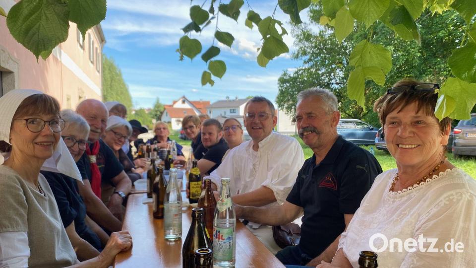 Nach einem arbeitsreichen Tag waren die Mitglieder des von Josef Gilch (Dritter von rechts) geführten Historischen Vereins aus Ebermannsdorf zufrieden mit dem Brotbacken als ihren Beitrag zum Mühlentag in Theuern. Bild: bö