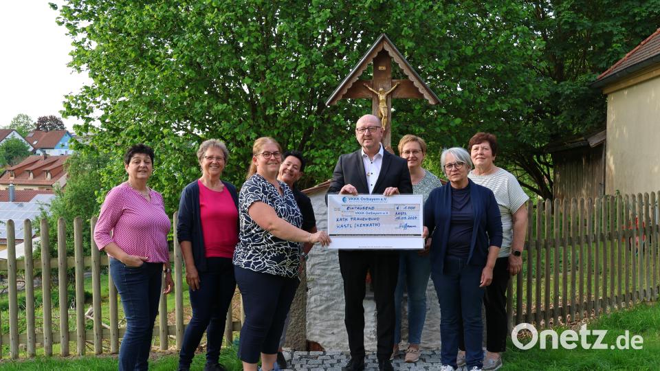 Der Frauenbund Kastl übergab an Alexander Koller vom VKKK Regensburg 1000 Euro aus dem Osterlämmerverkauf. Bild: rpp