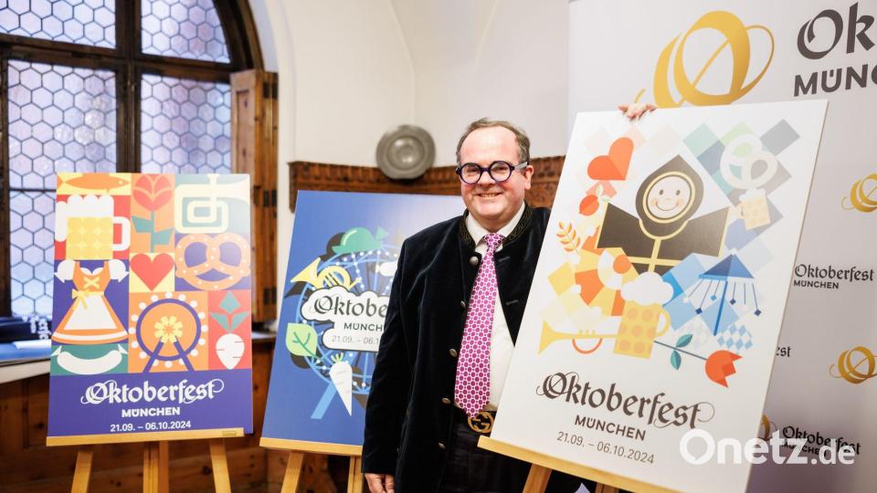Clemens Baumgärtner (CSU), Wiesn-Chef und Referent für Arbeit und Wirtschaft der Landeshauptstadt München, steht bei der Vorstellung vom Oktoberfest-Motiv 2024 in der Grütznerstube im neuen Rathaus neben dem Siegermotiv (r) von Annika Mittelmeier. Bild: Matthias Balk/dpa