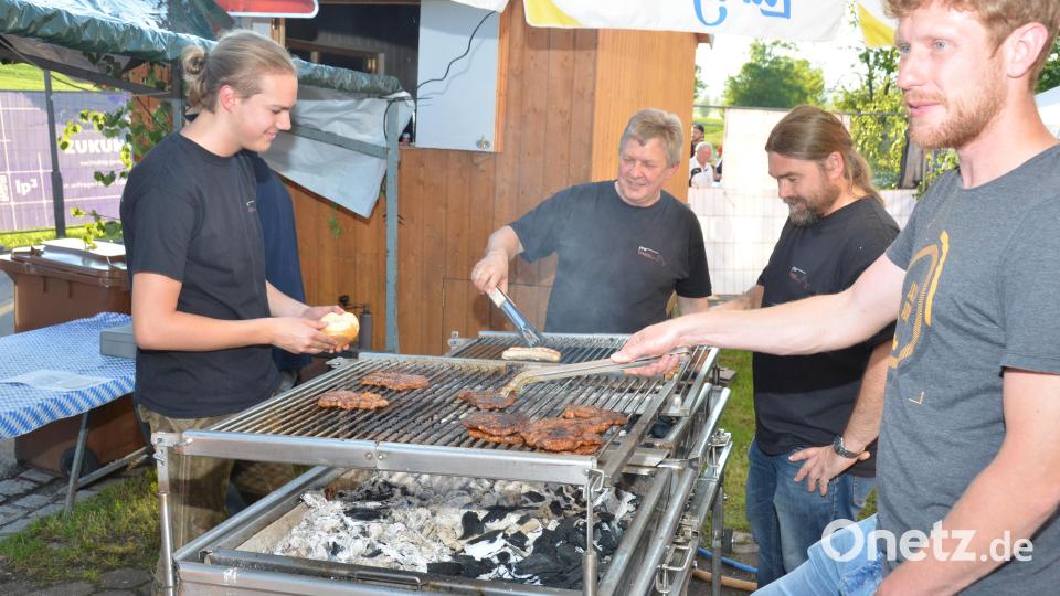 Die Grillmeister in Aktion. Bild: dob