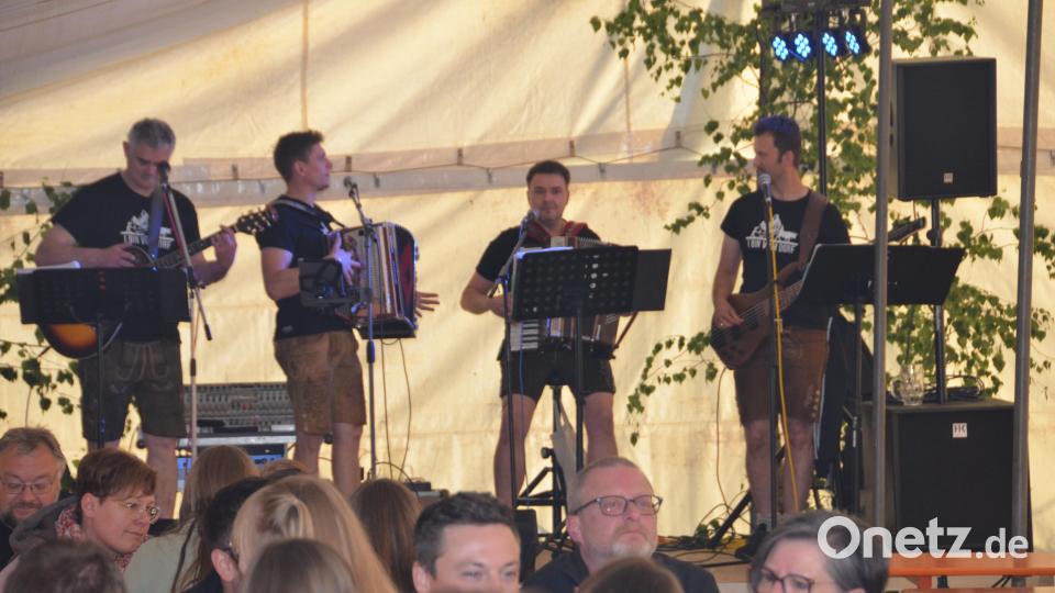 Unter dem Slogan &quot;I bin vom Dorf&quot; spielten Musikanten aus Vöslesrieth und Trausnitz am ersten Abend des Bockbierfestes in Waldau zünftig auf. Bild: dob