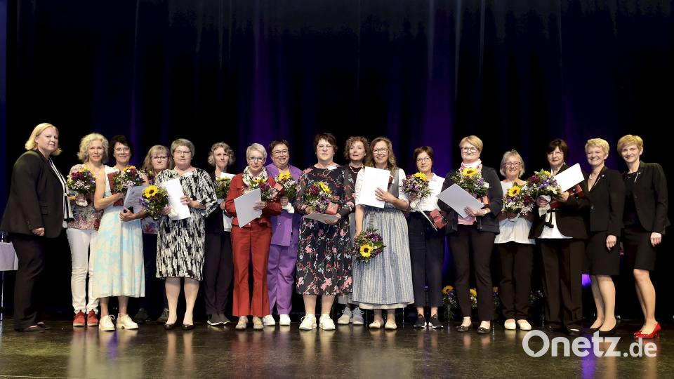 Den Mitgliedern, die für 40-jährige Treue zur Schwesternschaft geehrt wurden, gratulierten Oberin Tatjana Richter (rechts), Generaloberin Edith Dürr (Zweite von rechts) und Kerstin Wittmann (links), Pflegedirektorin des Amberger Klinikums St. Marien. Bild: Hubert Ziegler (zig)