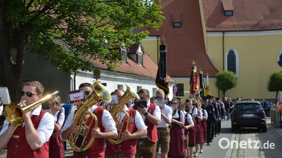 Nach dem Gottesdienst mit Totengedenken schlängelte sich der Festzug hinunter zum Feuerwehrhaus zur weltlichen Feier. Die Jugendkapelle Roggenstein spielte mächtig auf. Bild: dob
