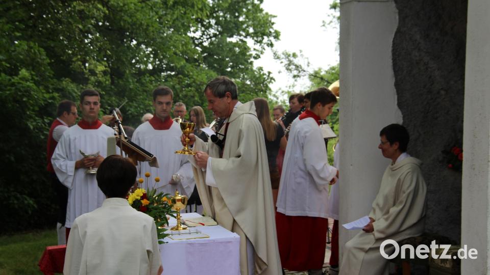 Pfarrer Werner Sulzer zelebriert den Gottesdienst auf dem Kreuzberg, unterstützt von Gemeindereferentin Elisabeth Harlander (rechts). Bild: bjo