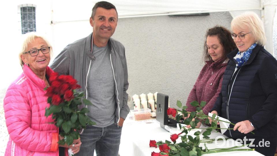 Auch Fußballtrainer Michael Köllner und seine Mutter Marianne kauften bei Franziska Heindl (rechts) und Katharina Gleißner Rosen. Bild: wro