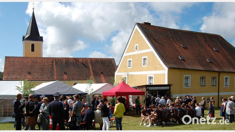 Der Pfarrgarten erwies sich als idealer Platz, um das Jubiläum vor der Kulisse der Pfarrkirche und des Pfarrhauses zu feiern. Bild: grm