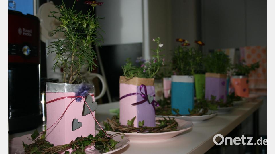 Bei einem Upcycling-Projekt entstanden Dekoartikel mit Bezug zu Porzellan. Bild: Museum Mitterteich/exb