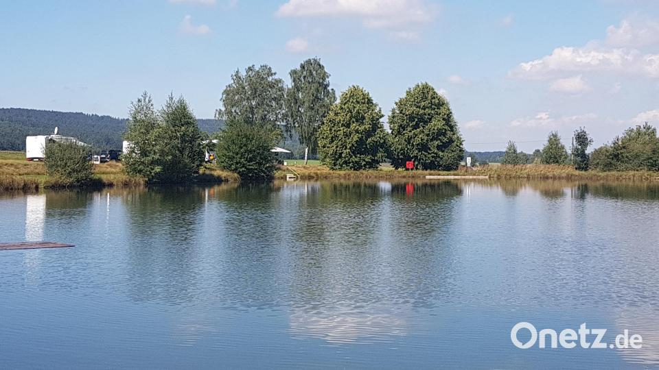 Hauptsächlich die Wohnwägen und Zelte bereiten den Verantwortlichen am Badeweiher bei Tröbes große Sorgen. Bild: gi