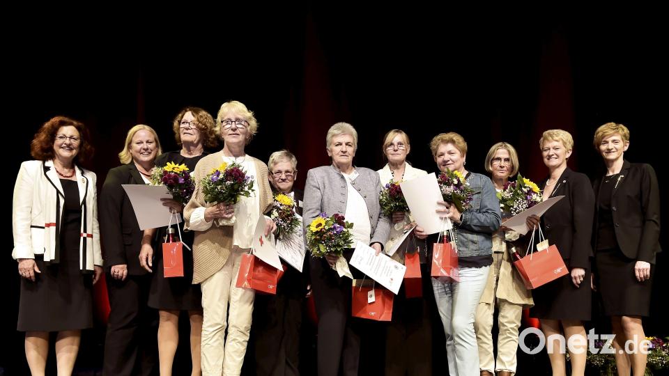 Die für 50-jährige Mitgliedschaft geehrten Schwestern mit Oberin Tatjana Richter, Generaloberin Edith Dürr (von rechts), Inge Nösner vom St.-Anna-Krankenhaus Sulzbach-Rosenberg und St.-Marien-Pflegedirektorin Kerstin Wittmann (von links). Bild: Hubert Ziegler (zig)