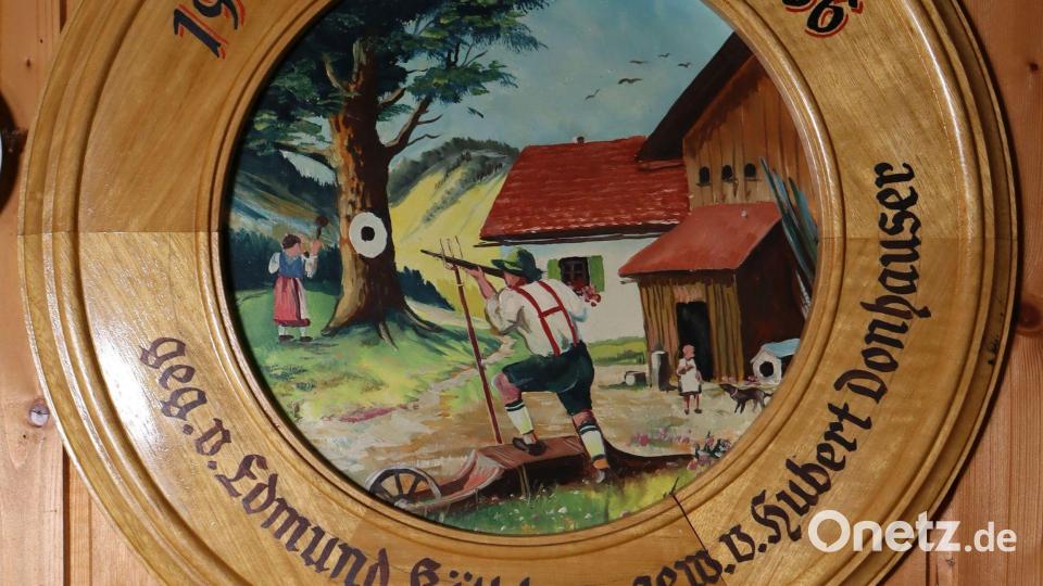 Viele Schützenscheiben wie diese hingen im ehemaligen Schützenheim der SG Hubertus Raigering in der Hofmark. Das gesamte Inventar hat nun das Freilandmuseum Oberpfalz in Neusath-Perschen übernommen. Bild: Freilandmuseum Oberpfalz/exb