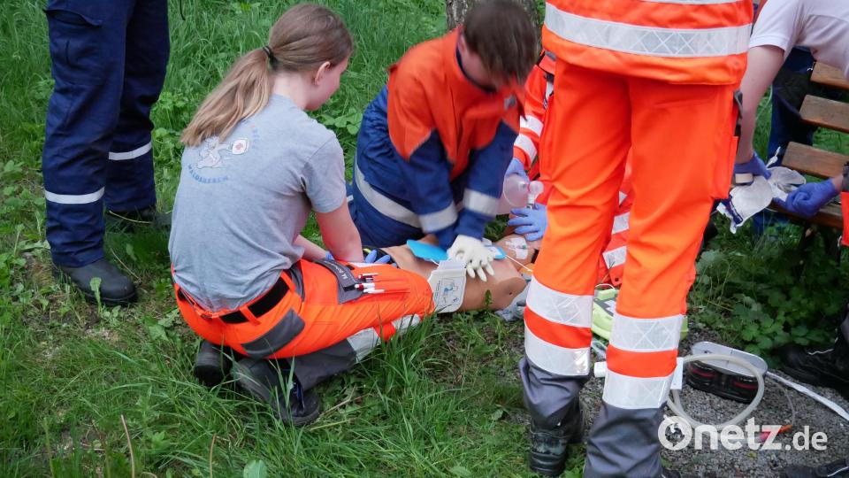 Beim Reanimationseinsatz konnten auch die jüngeren Helfer ihre Kenntnisse in der Herz-Lungen-Wiederbelebung an einer Puppe mit dem Defibrillator trainieren. Bild: Hermann Müller