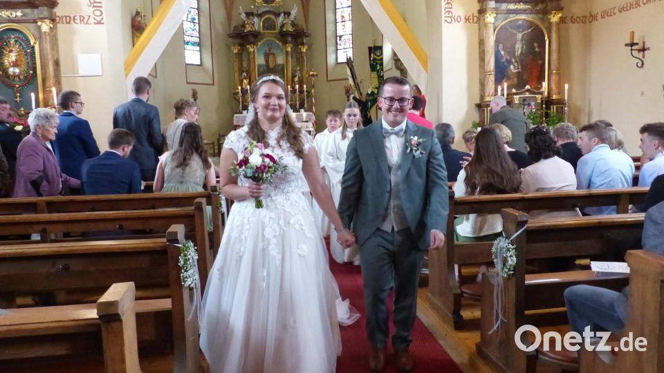 Das frischvermählte Brautpaar Lisa und Sebastian verlässt die Kirche Bild: sl