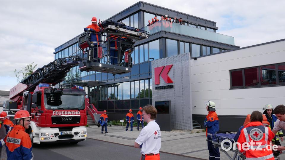 Auch die Rettung mit der Drehleiter war eine Übung beim gemeinsamen 24-Stunden-Einsatz von Jugendfeuerwehr und Jugendrotkreuz Waldsassen. Bild: Hermann Müller