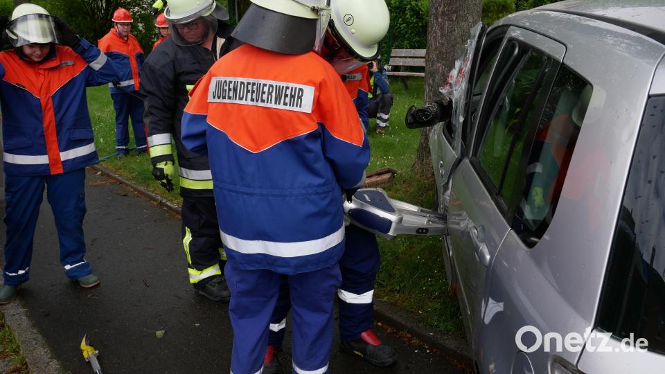 Auch hydraulische Rettungsgeräte hatten die jungen Feuerwehrler im Einsatz. Bild: Hermann Müller