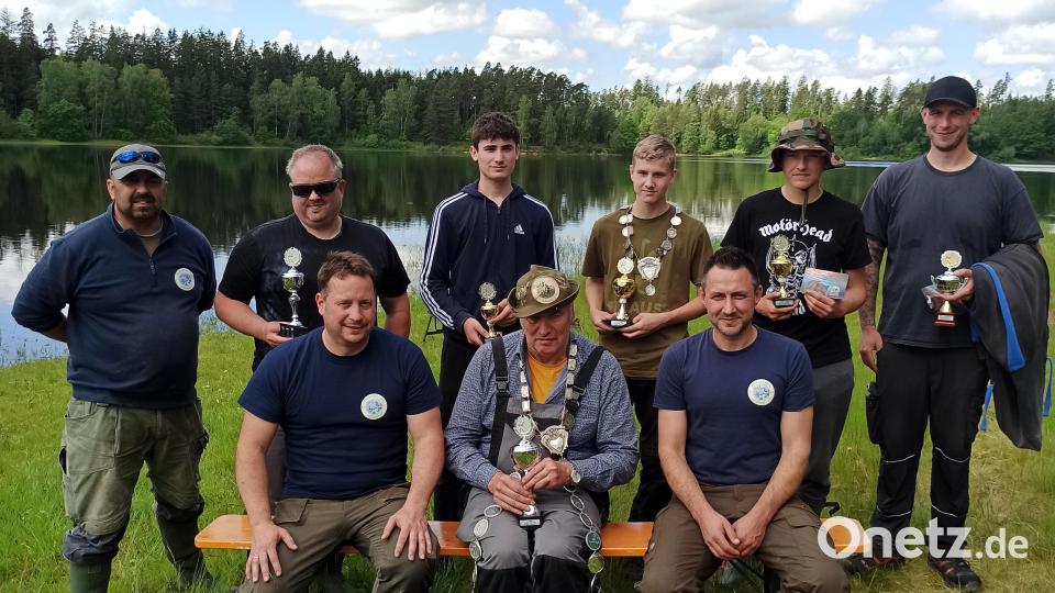 Die Sieger des Königsfischens und die Gratulanten: (sitzend, von links): Markus Zepner, Fischerkönig Hermann Schmidkonz, Zweiter Vorsitzender Andy Bäuml, (hinten, von links) Jugendleiter Herbert Walenta, Claus Lindner, Johannes Schwientek, Jugendfischerkönig Florian Lindner, Samuel Haidl und Patrick Zeus. Bild: Fischereiverein Stiftland/exb