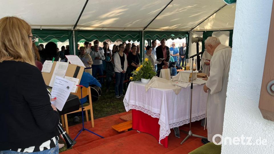 Der Festgottesdienst des OWV-Zweigvereins Theisseil-Muglhof zum Dreifaltigkeitssonntag wurde vom Roggensteiner Pfarrer Gerhard Schmidt zelebriert. Bild: ror