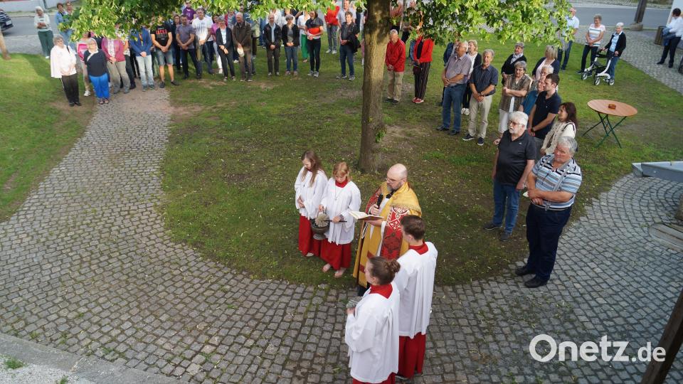 Am Sonntagabend kamen viele Besucher auf den Dorfplatz. Bild: slh