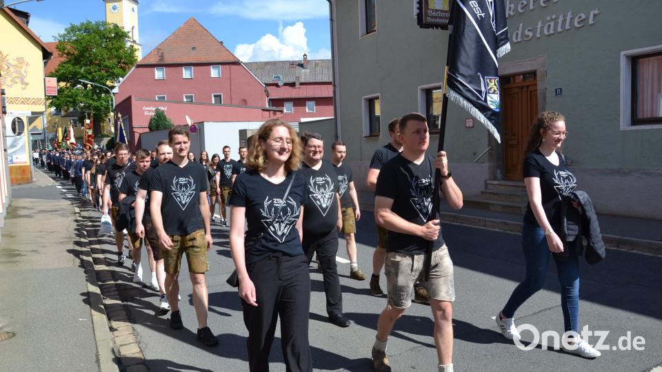Nach der kirchlichen Feier und Fahnensegnung führte der Festzug zur weltlichen Feier. Bild: gi