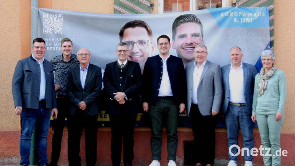 Die CSU Schnaittenbach würdigt die langjährige Mitgliedschaft (von links): CSU-Ortsvorsitzender Thomas Hottner, Europawahlkandidat Martin Fleischmann, Hans Schorne, Staatsminister Florian Herrmann, Europaabgeordneter Christian Doleschal, Ehrenmitglied Sepp Reindl, Bürgermeister Marcus Eichenmüller und Isolde Reindl. Bild: nag