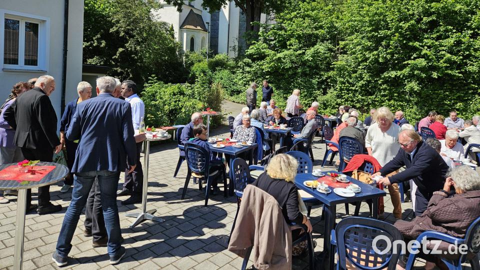 Zeit für Begegnungen gab es nach dem Gottesdienst im Pfarrcafé. Bild: ric