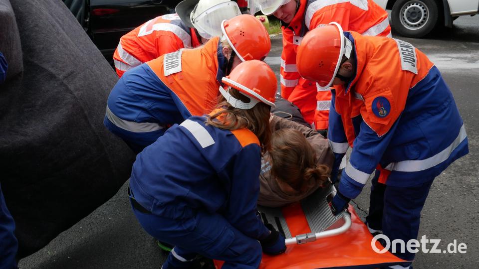 Bei einem simulierten Autounfall mussten vier Verletzte aus zwei Fahrzeugen befreit werden. Bild: Hermann Müller