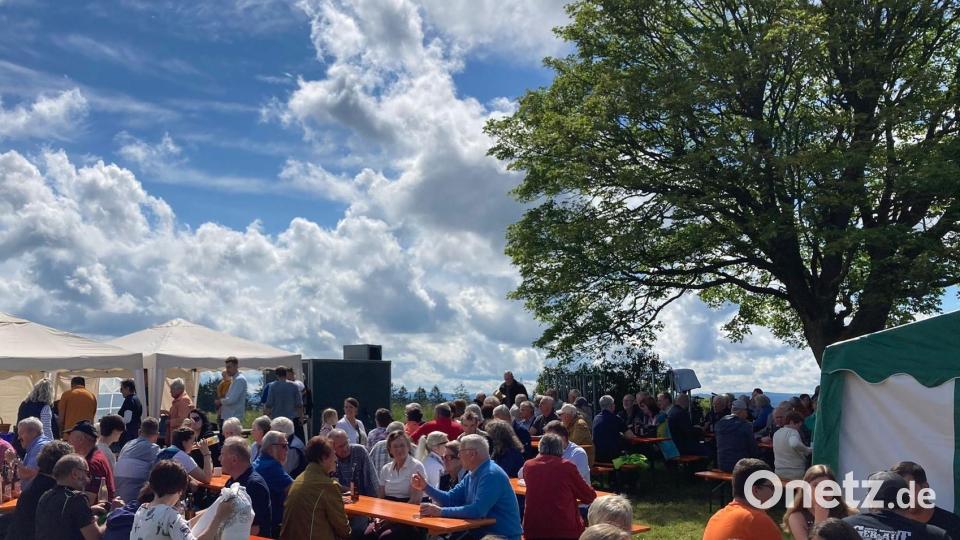 Das Dreifaltigkeitsfest am Sonntag lockt bei herrlichem Wetter viele Gläubige auf die Muglhofer Höhen, den höchsten Aussichts-Punkt der Stadt Weiden. Bild: ror