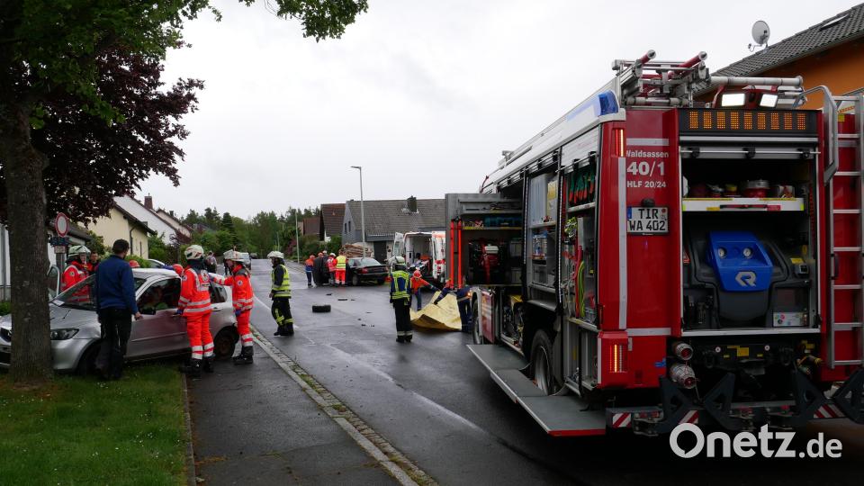 Ein Verkehrsunfall mit zwei Autos und vier zum Teil schwer verletzten Personen, von denen eine mit hydraulischen Rettungsgeräten befreit werden musste, war von den Nachwuchsrettern zu bewältigen. Bild: Hermann Müller