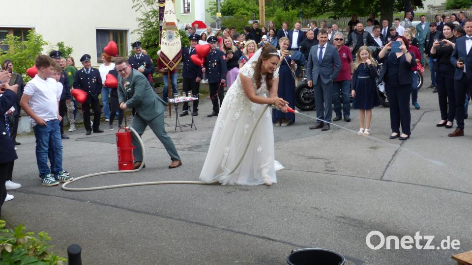 Die Döllnitzer Feuerwehr hatte für Lisa Bäumler und Sebastian Zanner eine heiße Aufgabe nach der Trauung vorbereitet. Bild: sl