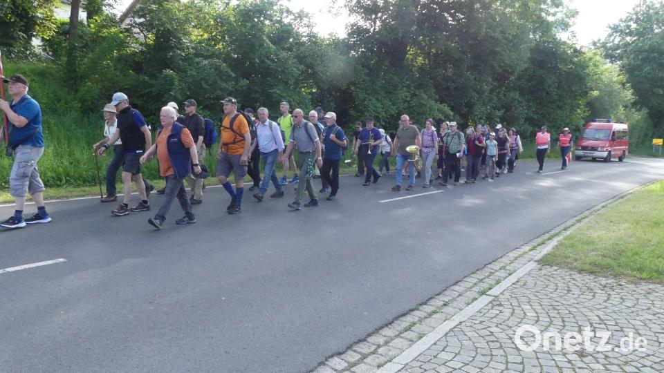 Mit großen Schritten strebten die Wallfahrer über den „Fledermühlberg“ der letzten Station Bergkirche zu. Bild: rn