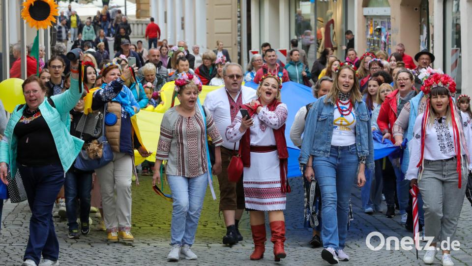 Die Männer tragen bestickte Hemden, die Frauen bestickte Blusen und Blumenkränze: Ukrainer und ihre Freunde feiern Wyschywanka in Amberg. Bild: Wolfgang Steinbacher
