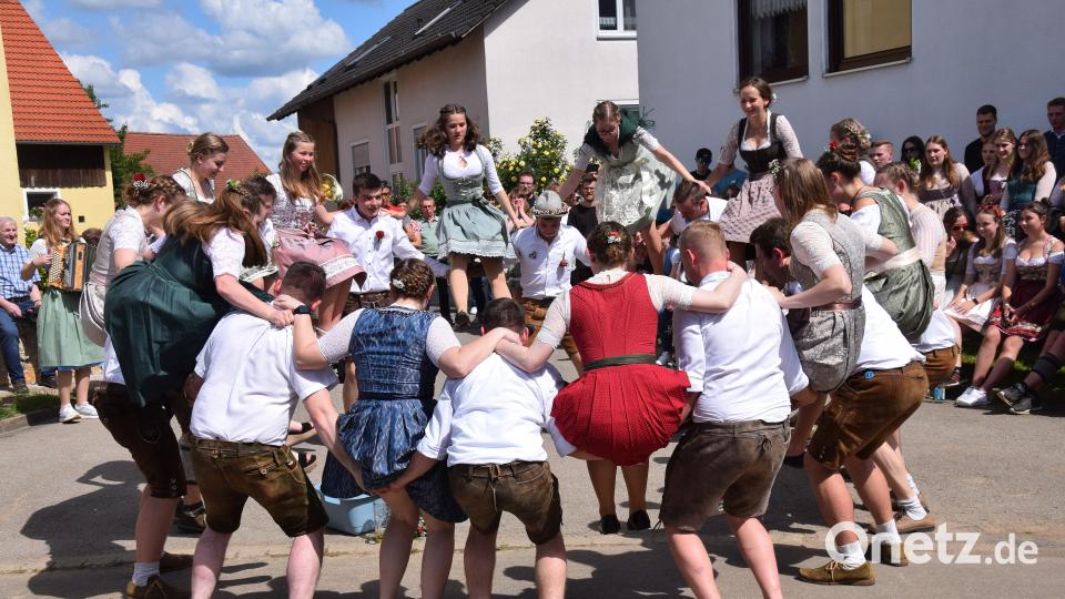 Viele Zuschauer verfolgen das Baumaustanzen mitten auf dem Dorfplatz in Berghausen. Bild: bö