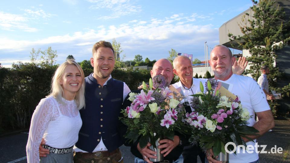 Lisa und Andreas Hiltner (von links) ehrten mit Alois Hiltner (Zweiter von rechts) die Mitarbeiter Jürgen Klebl (37 Jahre) und Josef Klebl (41 Jahre). Bild: Laila Ilg/exb