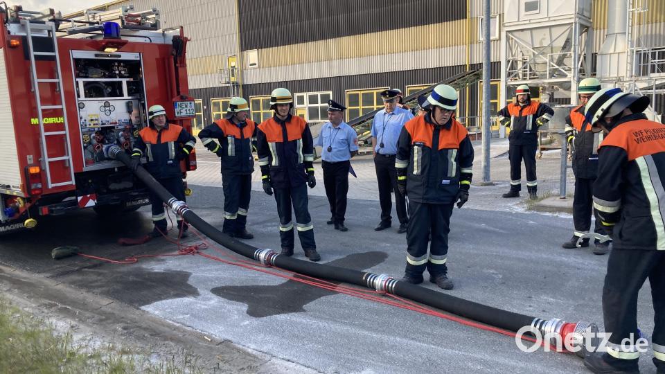 Die Leistungsprüfung der Werkfeuerwehr Pilkington Weiherhammer. Die Mitglieder absolvierten die Prüfung souverän. Bild: Werkfeuerwehr Pilkington/exb