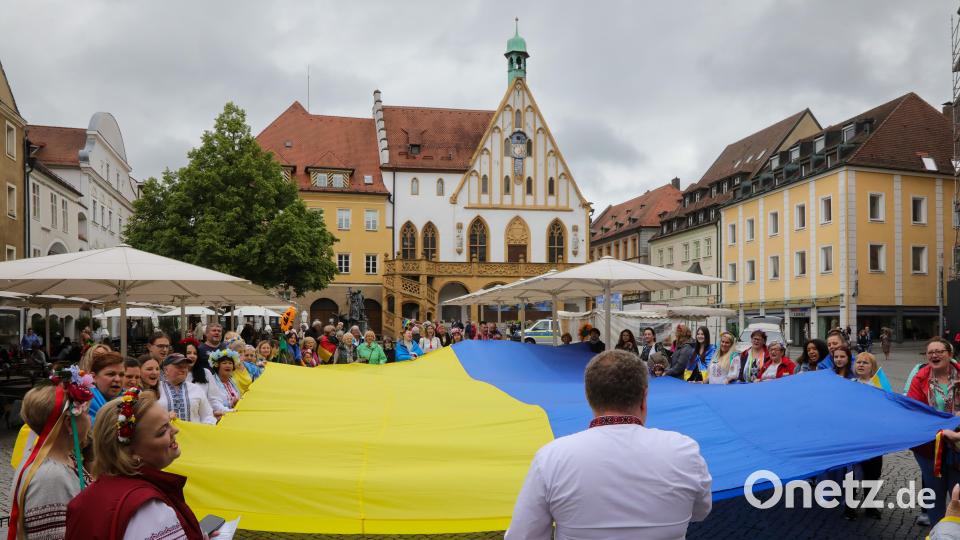 Die Fahne der Ukraine begleitete den Friedensmarsch durch die Fußgängerzone. Bild: Wolfgang Steinbacher