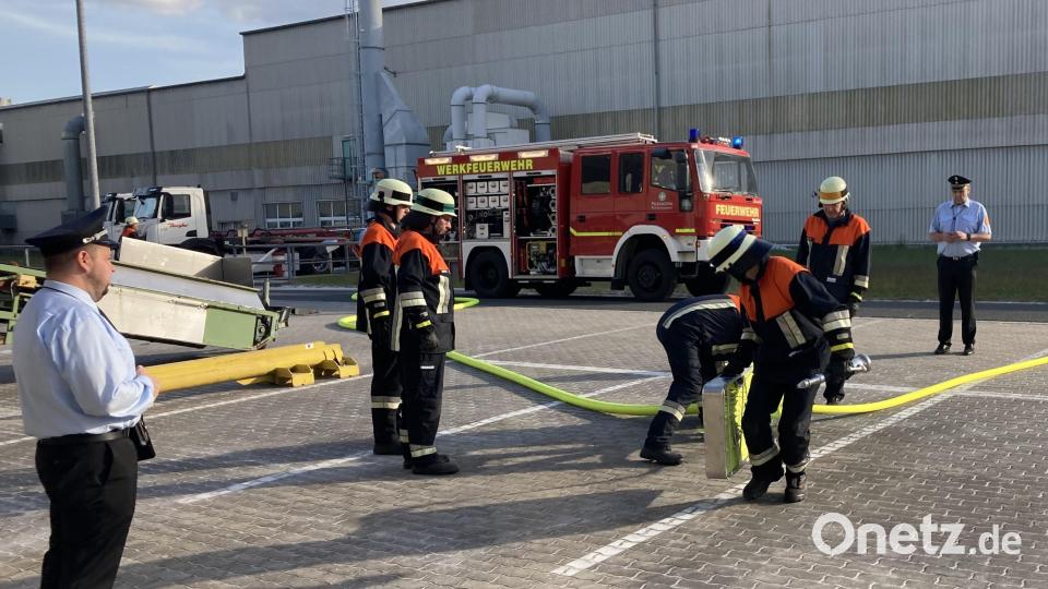 Die Leistungsprüfung der Werkfeuerwehr Pilkington Weiherhammer. Die Mitglieder absolvierten die Prüfung souverän. Bild: Werkfeuerwehr Pilkington/exb