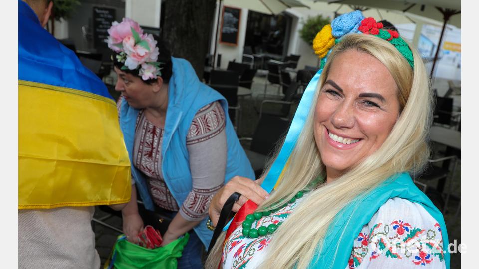 Die Nationalfarben der Ukraine sind Blau und Gelb, die traditionellen Wyschywanka-Hemden sind in sehr unterschiedlichen Farben bestickt: Wer sich damit auskennt, kann anhand der Art und Farbe der Stickerei sagen, aus welchen Teil des Landes der Träger des Kleidungsstücks kommt. Bild: Wolfgang Steinbacher