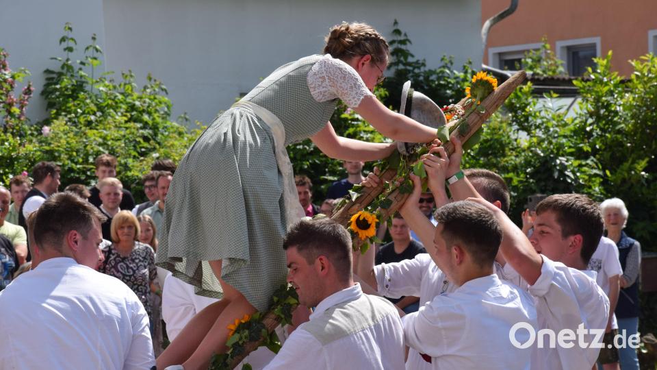 Mit einem Balance-Akt auf einer Leiter muss sich das neue Oberkirchweih-Moidl Vanessa Lindner die Kirwa-Insignien vom Kirwabaum herunterholen. Bild: bö