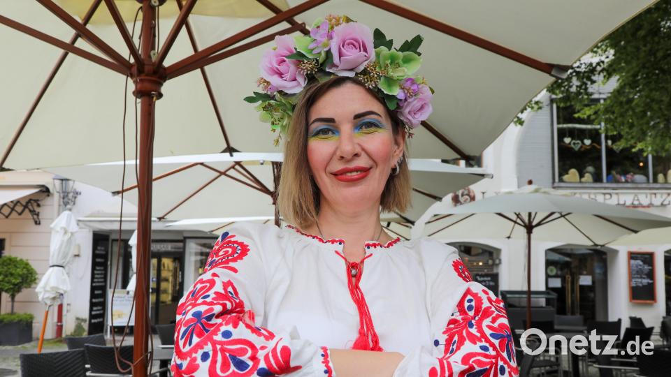 Bestickte Hemden oder Blusen, dazu oft auch Blumenschmuck im Haar: So feiern die Ukrainer den Wyschywanka-Tag. In Amberg präsentierten sie diese Tradition bei einem Zug durch die Innenstadt. Bild: Wolfgang Steinbacher