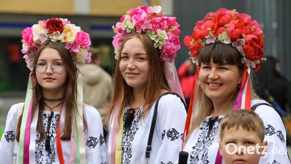 Typisch Wyschywanka: Die bestickten Kleidungsstücke und kunstvolle, oft selbst gemachte Blumenkränze. Bild: Wolfgang Steinbacher