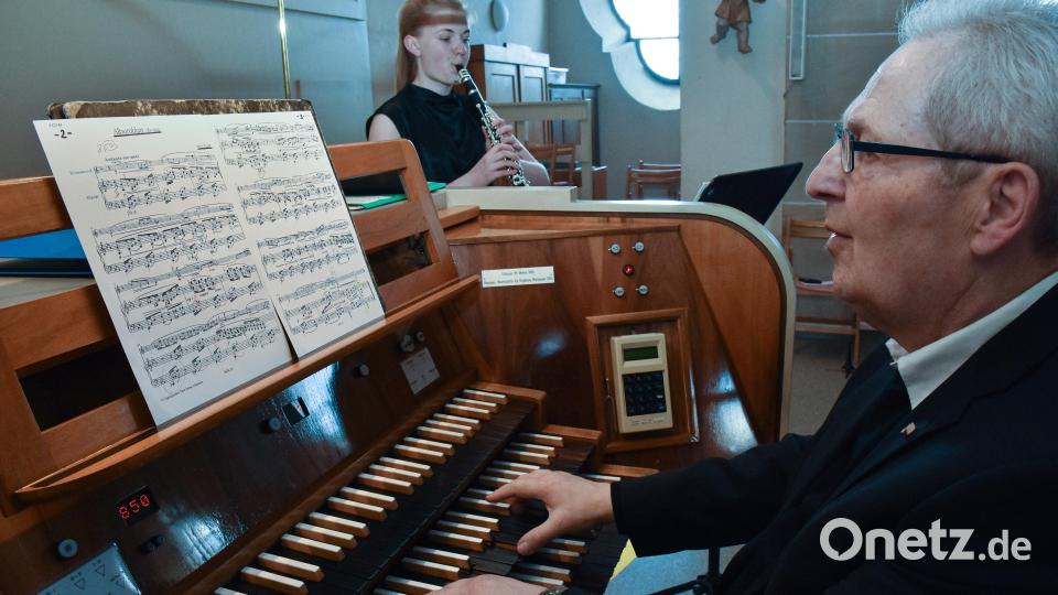 In der Amberger Dreifaltigkeitskirche begeisterten Klarinettistin Anna Haberkorn und der bekannte Organist Norbert Düchtel. Bild: Stephan Huber