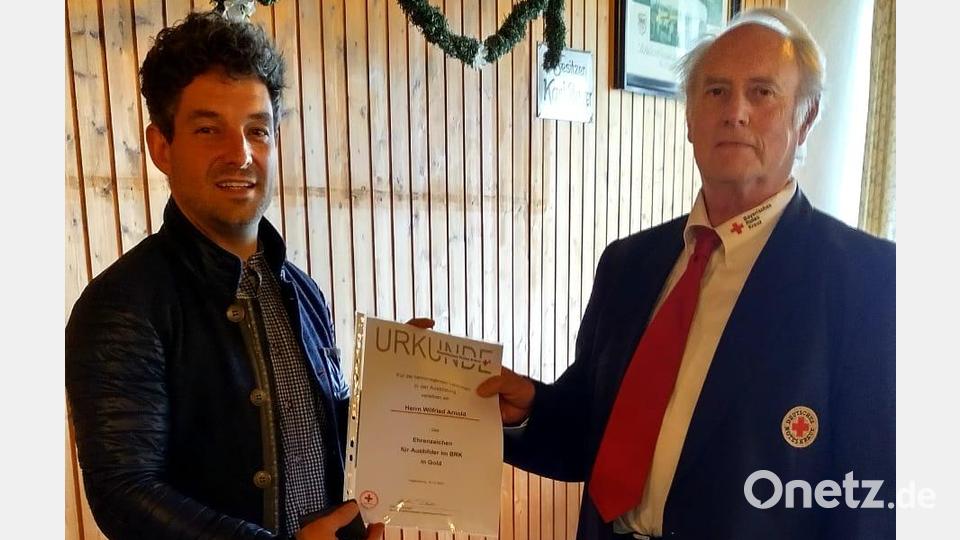 Michael Dutz (links) mit Wilfried Arnold, der 19 mal als Kursleiter im Einsatz war. Für seinen langjährigen Dienst als Ausbilder wurde ihm das Ehrenzeichen in Gold verliehen. Bild: BRK Wiesau/exb
