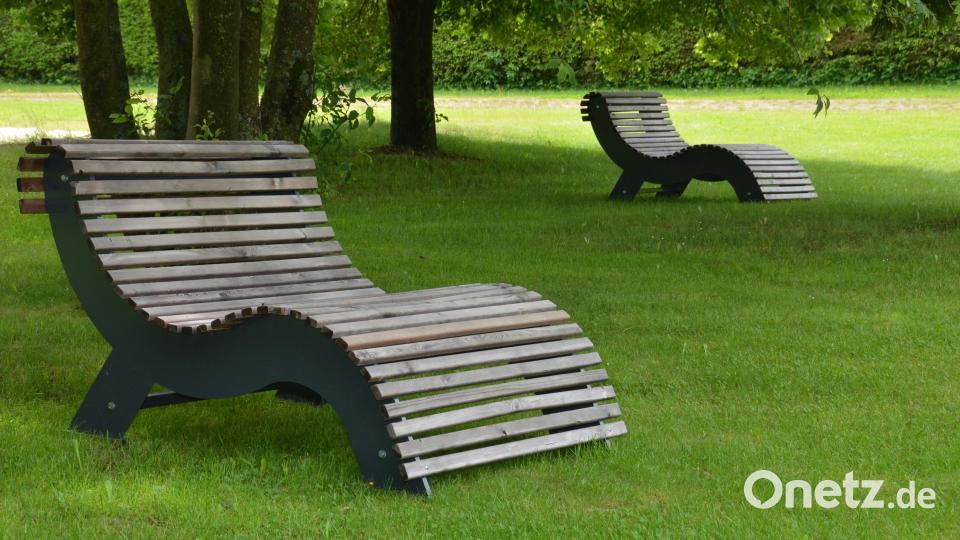 Die Holzliegen warten auf Gäste. Bild: dob