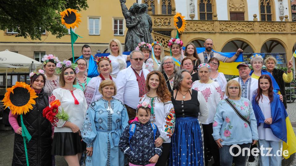 Zum Friedensmarsch durch die Fußgängerzone hatte der Malteser-Kulturtreff Ukraine anlässlich des Wyschywanka-Tags eingeladen. Bild: Wolfgang Steinbacher