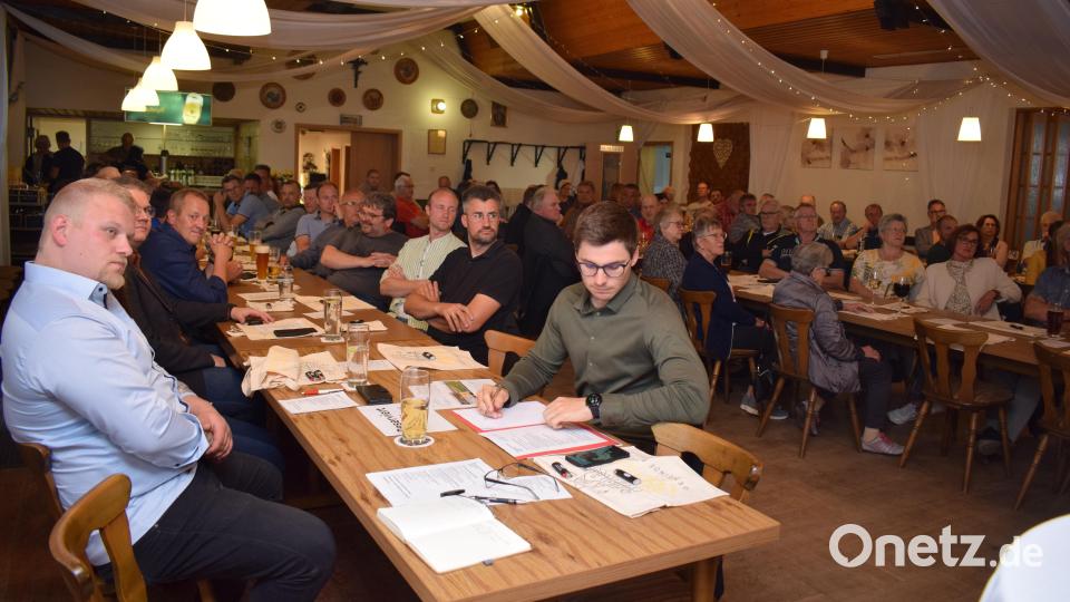 Das Interesse an der Kommunalpolitik ist in Stulln ziemlich groß. Zahlreiche Besucher folgten den Ausführungen des Bürgermeisters im Saal des Gasthauses Bodensteiner. Bild: bnr