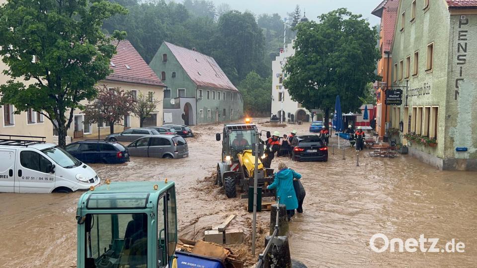 Auf dem Marktplatz in Kastl stand das Wasser einen Meter hoch. Bild: Stefan Braun
