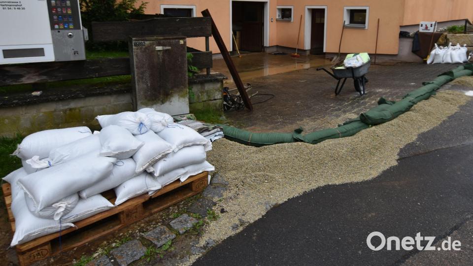 Mit Sandsäcken versuchten Anwohner in Illschwang, ihre Anwesen vor dem Wasser zu schützen nicht immer mit Erfolg. Bild: no