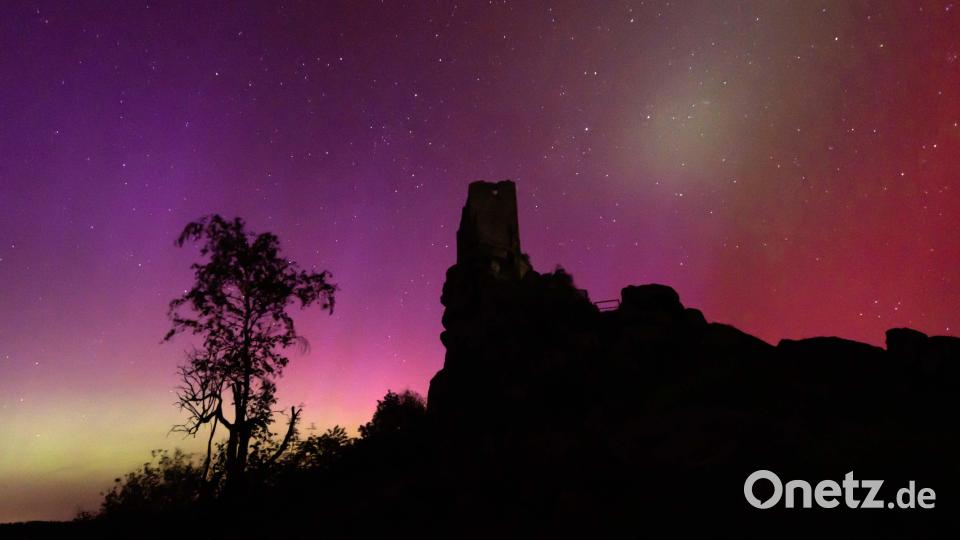 Polarlichter über der Burgruine Flossenbürg. Bild: Stefan Krapf