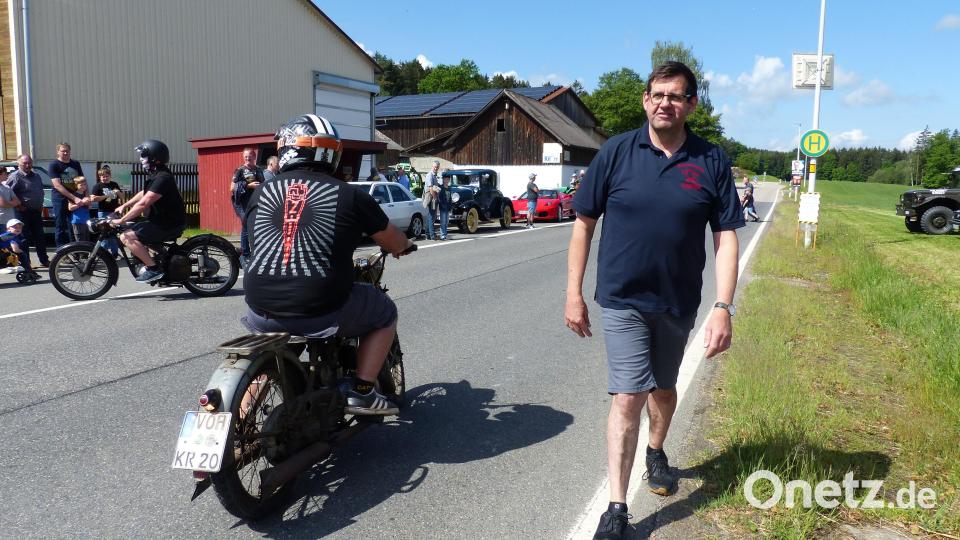 Der Vorsitzender der Feuerwehr Lerau, Peter Schwabl, kümmerte sich um einen guten Ablauf des Treffens. Bild: sl